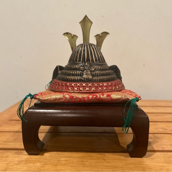 VINTAGE JAPANESE CAST IRON SAMURI WARRIOR KABUKO ARMOR HELMET REPLICA - Picture 4 of 13